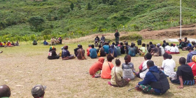Satgas Yonif 310/KK Karya Bakti bersama Anggota DPRD Kab. Pegunungan Bintang Papua