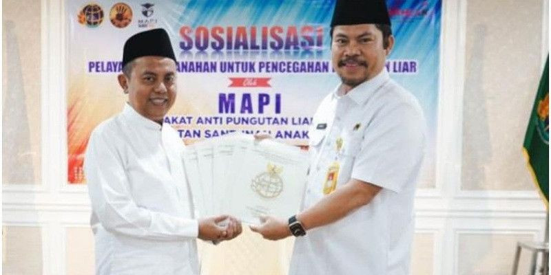 Wujudkan Komitmen, BPN Karawang Bagikan Sertifikat Wakaf Umat Beragama