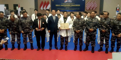 Sabuk Hitam Dan 6 Kehormatan Taekwondo Kukkiwon untuk KSAL
