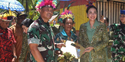 Penutupan TMMD 117, Pangdam XVII/Cenderawasih Serahkan Kunci Rumah kepada Warga