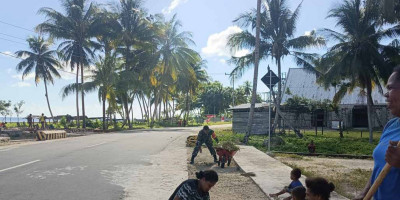 Babinsa Posramil 1708-02/Biak Utara-Warsa bersama Warga Bersihkan Bahu Jalan Kampung Maniri
