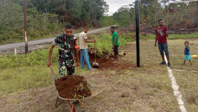 Meriahkan HUT Ke-78 RI, Bersama Warga Babinsa Numfor Siapkan Lapangan Voli