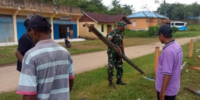 Bangun Keakraban, Babinsa Bantu Pembuatan Pagar Kantor Distrik Biak Barat
