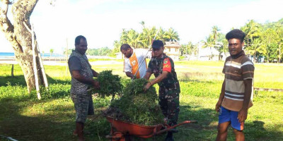 Jaga Lingkungan Bersih, Babinsa Bersama Warga Membersihkan Halaman Kantor Balai Kampung Maniri