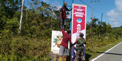 Babinsa Koramil 1708-01/Biak Kota Bersama Warga Samber Pasang Spanduk HUT Ke-78 RI
