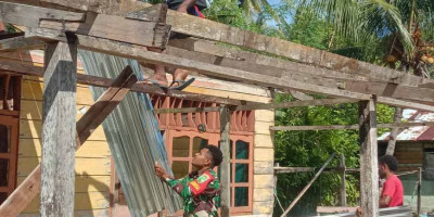 Jalin Kebersamaan, Babinsa Bantu Pemasangan Atap Seng Rumah Warga Kampung Wasori