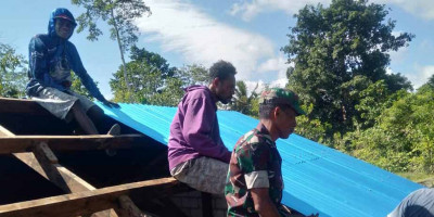 Peduli Warga, Babinsa Bantu Masyarakat Selesaikan Pembangunan Kantor Balai Desa