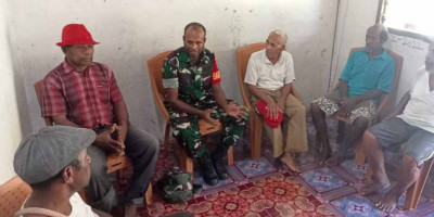 Babinsa Biak Barat Jalin Komunikasi Sosial dengan Warga Kampung Swarbori