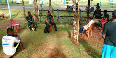 Babinsa Komunikasi Sosial dengan Warga Kampung Wopes
