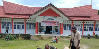 Jelang HUT RI, Babinsa Bersama Warga Pengecatan Tiang Bendera