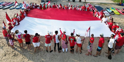 Belasan Komunitas Dayung Bentangkan Bendera Raksasa di Taman Impian Jaya Ancol