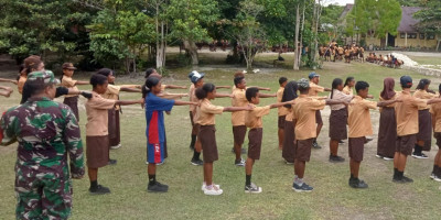 Babinsa Posramil Biak Timur Berikan Materi Wasbang dan PBB kepada Pelajar SMP