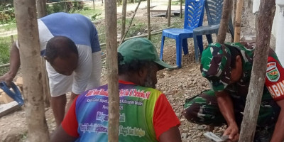 Penuh Keakraban, Babinsa Bantu Gali Parit Pembuangan Air Kamar Mandi Warga