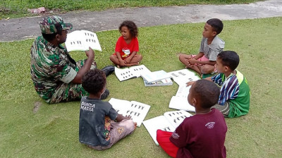 Berantas Buta Huruf, Babinsa Posramil Warsa Ajari Anak-Anak Kampung Amoi Membaca
