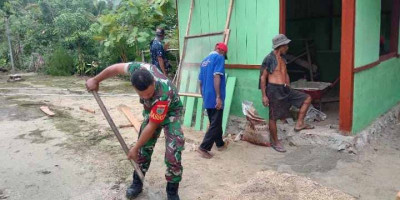  Babinsa Supiori Utara Bantu Cor Lantai Kios Milik Warga Yenggarbun
