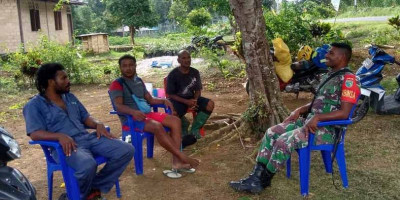  Babinsa Biak Barat Komunikasi dengan Masyarakat Kampung Ramdori