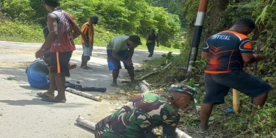 Wujud Kepedulian, Babinsa Biak Barat Bantu Warga Buat Pagar Jalan