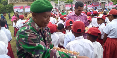 Babinsa Numfor Bersama Perangkat Distrik Bagikan Telur kepada Murid SD