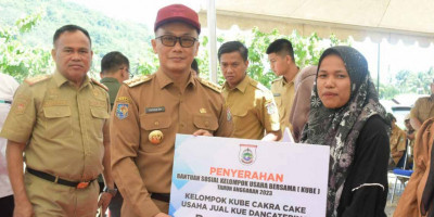 Serahkan Bansos KUBE, Pj Gubernur Sulbar Ingin Penerima Bantuan Berlomba Kembangkan Usahanya