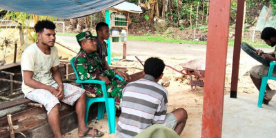 Babinsa Supiori Utara Berkomunikasi dengan Warga Kampung Warsa 