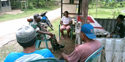 Monitoring Wilayah Binaan, Babinsa Posramil Biak Timur Komunikasi Sosial dengan Warga Kampung Afefbo