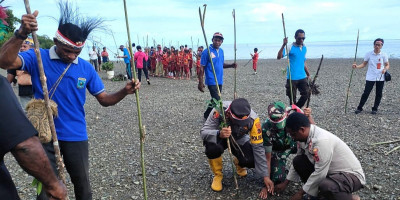 Jaga Keseimbangan Alam, Babinsa dan Bhabinkamtibmas bersama Warga Tanam Pohon Mangrove