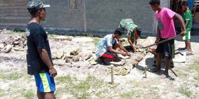 Ciptakan Keakraban, Babinsa Bantu Warga Kampung Amoi  Buat Pondasi Rumah