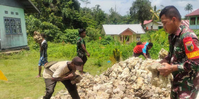 Wujudkan Kepedulian, Babinsa Bersama Warga Buat Pondasi Pagar Gereja Betel Warberik