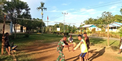 Babinsa 1708-05/Numfor Bina Olahraga Voli kepada Pemuda Kampung Kamumi