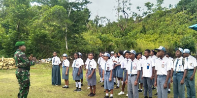 Babinsa Biak Barat Berikan Motivasi kepada Pelajar SMAN 1 Benggor