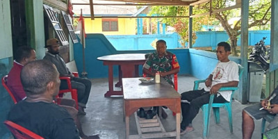 Komsos di Kampung Amberparem, Babinsa Imbau Warga Jaga Kamtibmas