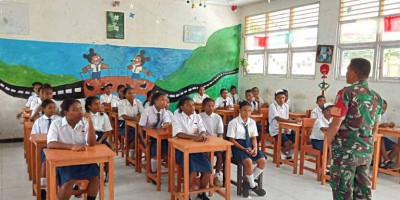 Babinsa Berikan Wawasan Kebangsaan kepada Siswa-Siswi SMP YPK Korido