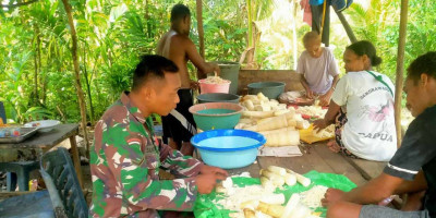 Pemuda PAM Gereja Tabarnakel Menggalang Dana, Babinsa Bantu Mengiris Sayur Rebung untuk Dijual