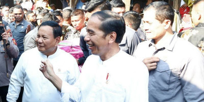 Pedagang Pasar Gronggolan Senang Bisa Salaman dengan Menhan Prabowo 