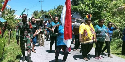 Sukseskan Acara Adat, Prosesi Penyerahan Mas Kawin Dikawal Babinsa Posramil Biak Timur 