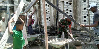 Pendeta Lukas Apresiasi Babinsa Bantu Warga Kerjakan Pembangunan Rumah Ibadah