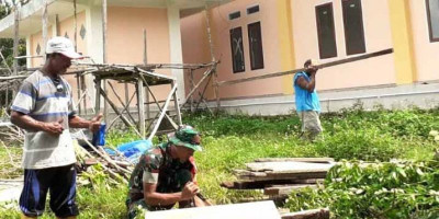 Semangat Gotong-Royong, Babinsa Bantu Warga Bersihkan Puing-Puing Sisa Pembangunan Gereja