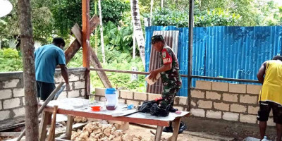 Jalin Kebersamaan, Babinsa Supiori Selatan Bantu Bangun Teras Rumah Warga Kampung Fanindi