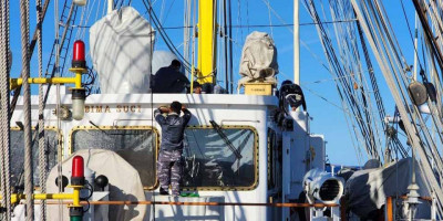 Jaga Alutsista Tetap Prima, Prajurit Satgas KJK 2023 Laksanakan Perawatan Rutin