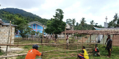 Rasa Peduli Babinsa Biak Utara, Bersama Warga Buat Pagar Rumah Milik Lodwik Infandi