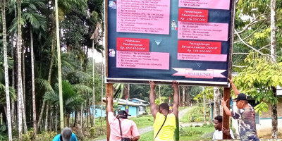 Babinsa Supiori Selatan Bersama Perangkat Desa Warbefondi Pasang Baliho APBDes TA 2023