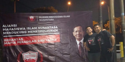 Mahasiswa Gerakan AMIN Pasang Pamflet dan Banner Dukung Mahfud Berantas Mafia Hukum
