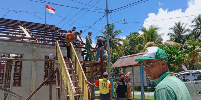Babinsa Biak Kota Bantu Pemasangan Atap Gedung Gereja GKI Yahwe Zabaot