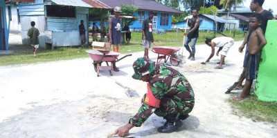 Perbaiki Infrastruktur Kampung, Babinsa Bantu Warga Cor Jalan Berlubang