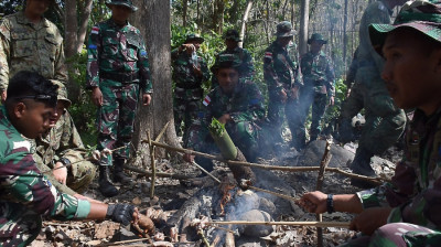 Di Hutan Selogiri, Prajurit Korps Marinir TNI AL Jungle Survival bersama personel militer negara lain