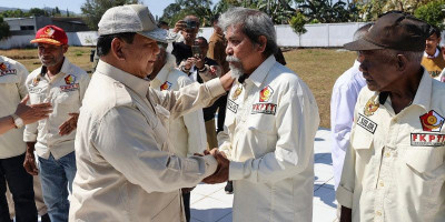 Menhan Prabowo Ziarah ke TMP Seroja Atambua Mengenang Pahlawan Gugur di Timor Timur