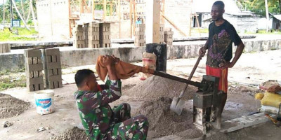 Jalin Kebersamaan, Babinsa Bantu Warga Kampung Amoi Cetak Batako