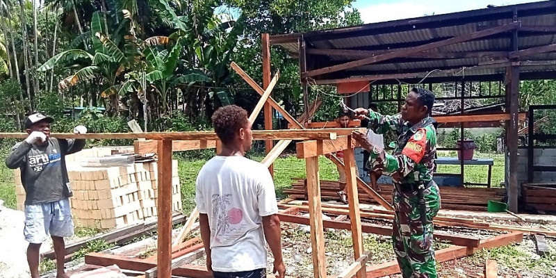 Babinsa Koramil 1708-01/Biak Kota Karya Bakti Bantu Pembangunan Rumah Warga