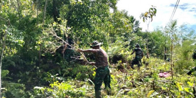 Posramil Yendidori Dibangun, Personel Babinsa Koramil 1708-01/Biak Kota Bersihkan Lahan