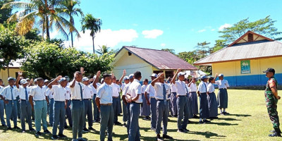 Tanamkan Disiplin, Babinsa Berikan Latihan PBB kepada Siswa SMA